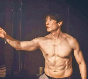 不老男神!池晟新作《恶魔法官》大秀肌肉 不老男神!池晟新作《恶魔法官》大秀肌肉